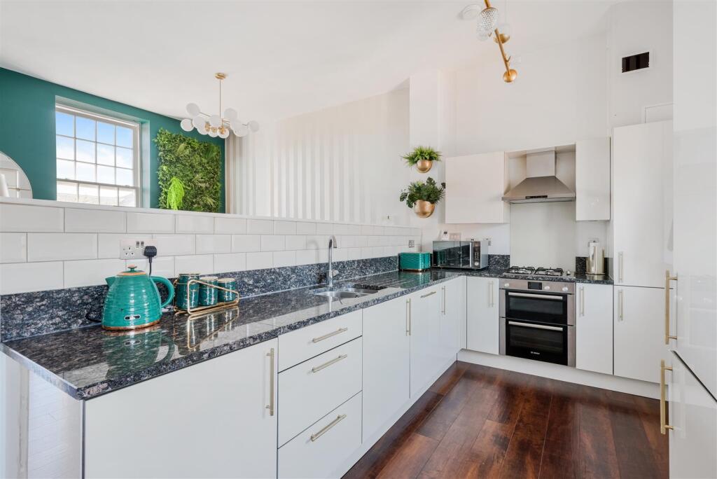 Apartment in Epsom and Ewell, Manor Park - More