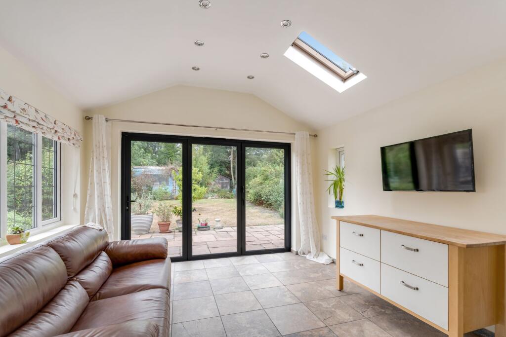 House in Sutton - More