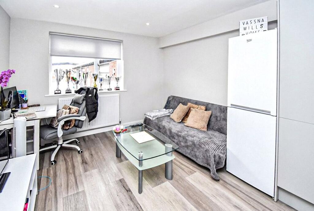 Apartment in Reading - View 3