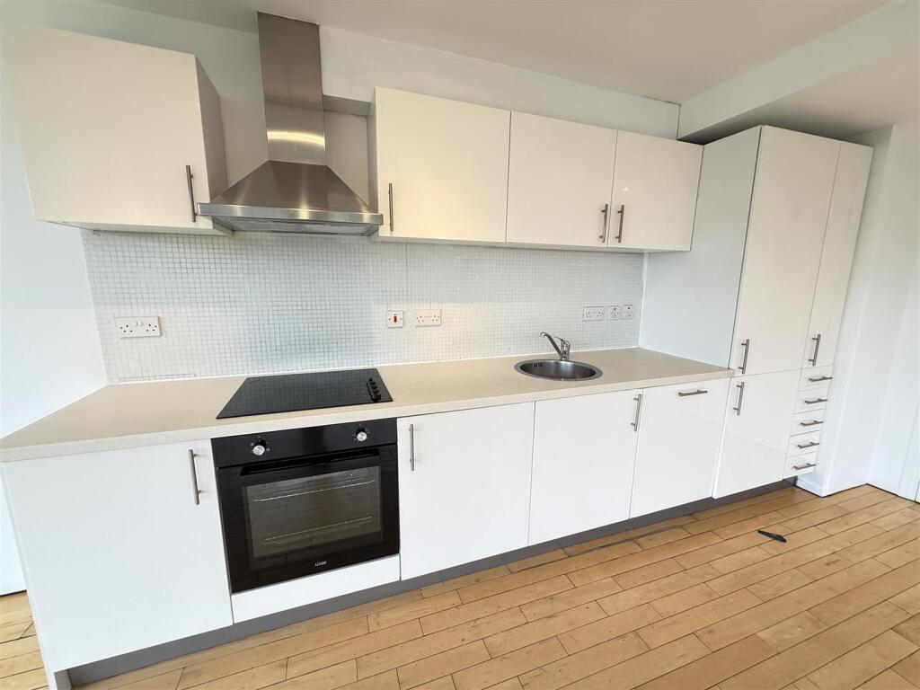 Apartment in Salford, Greater Manchester - View 4