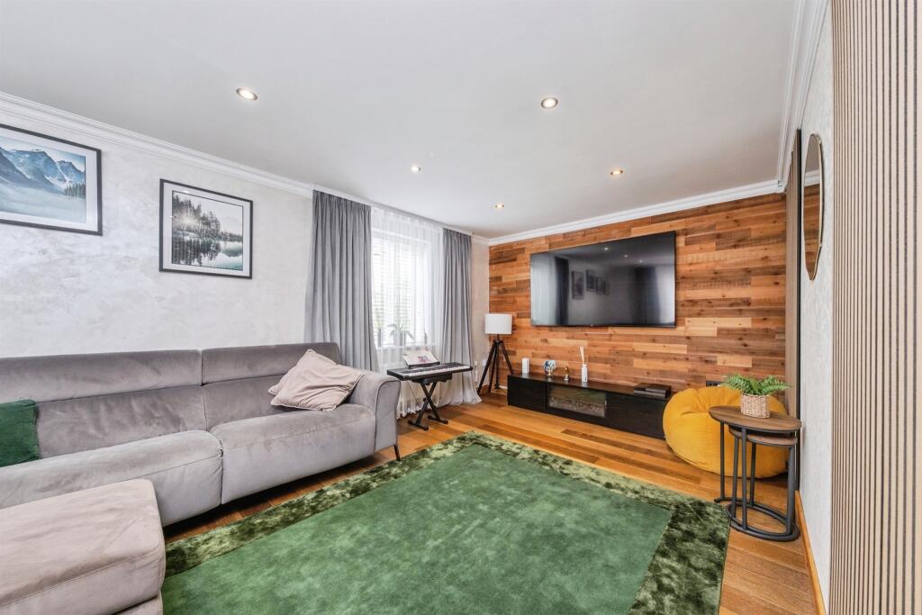 House in BUCKINGHAM, Calvert Green - View 4