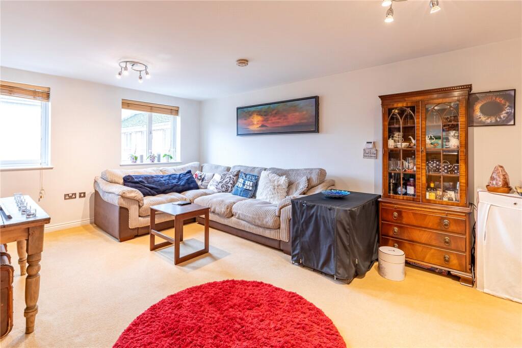2-bed flat on Redshank Court, Thatcham, Berkshire, RG19, £180,000