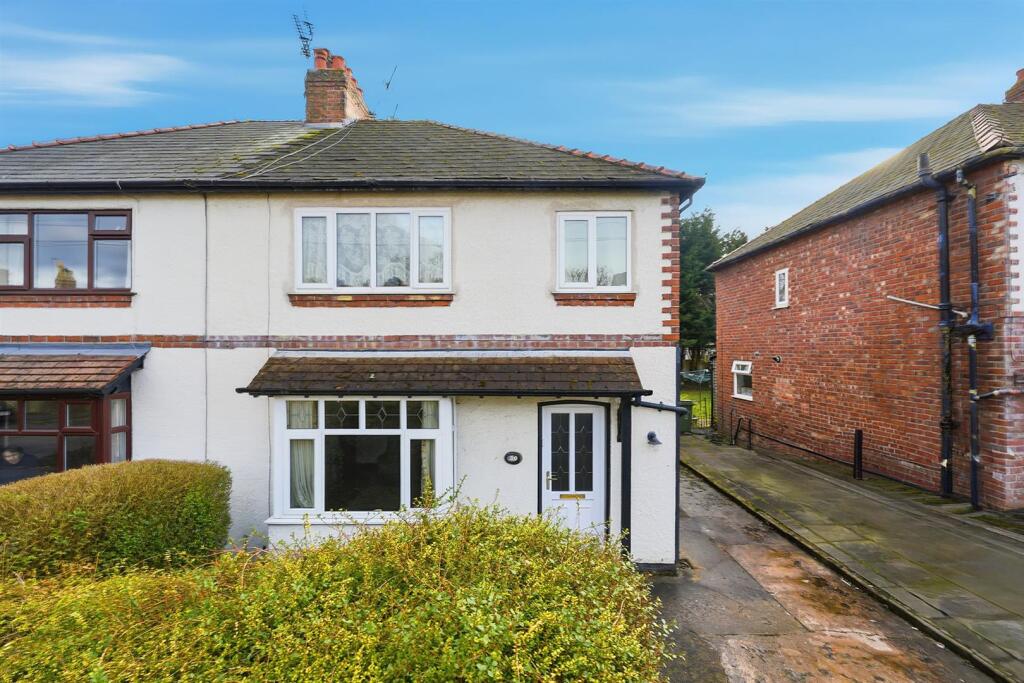 3-bed semi-detached on Maple Avenue, Macclesfield, £259,950