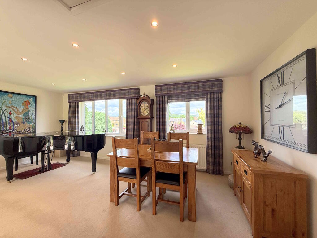 17 Dunce Park Close, Elland, HX5 0PF - View 5