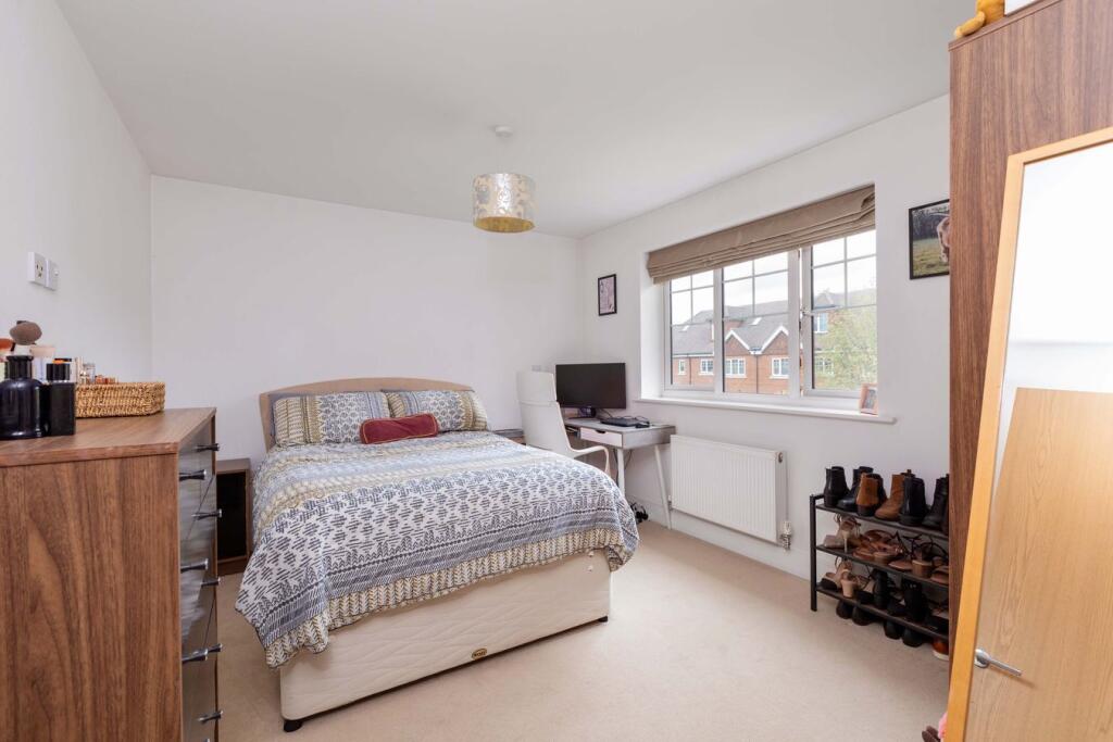 Apartment in Slough - More