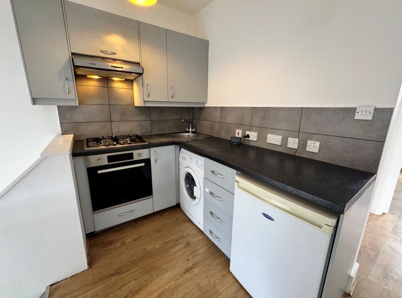 Apartment in London, Fallow Corner - View 4