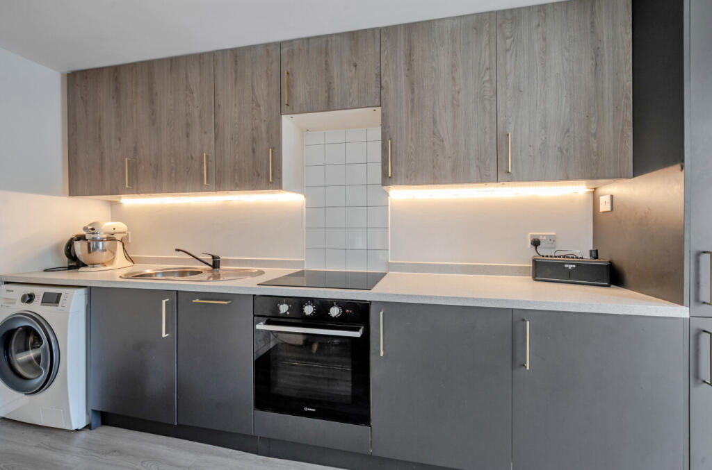 Apartment in Farnham, Upper Bourne - View 3