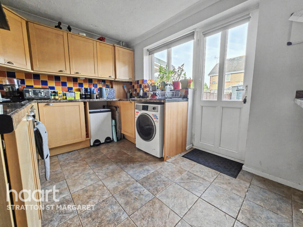 Mallard Close, Swindon photo 4