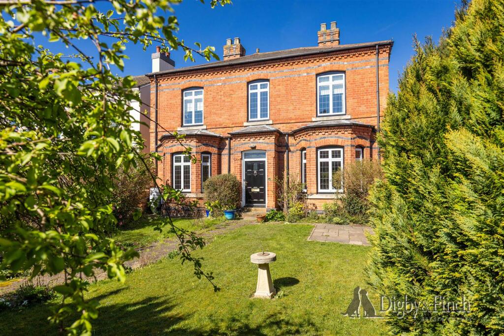 4-bed detached on Bingham Road, Radcliffe-On-Trent, Nottingham, £699,995