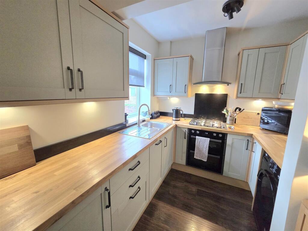 House in Kirklees, Hanging Heaton - View 3