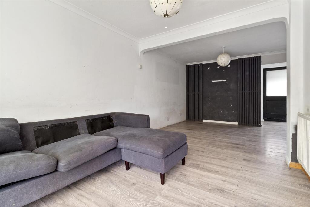 Willow Crescent, Worthing photo 4
