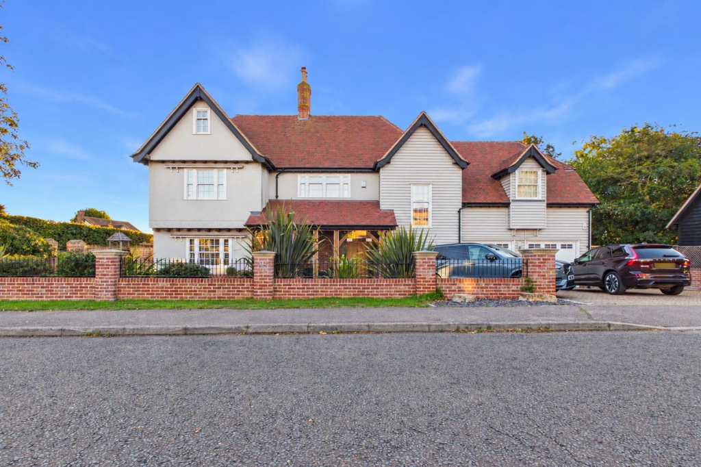 6 Bedroom Detached in CO5 8BA