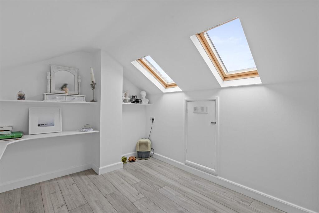 Main image of property: HILLINGTON CLOSE, AYLESBURY (NO CHAIN)