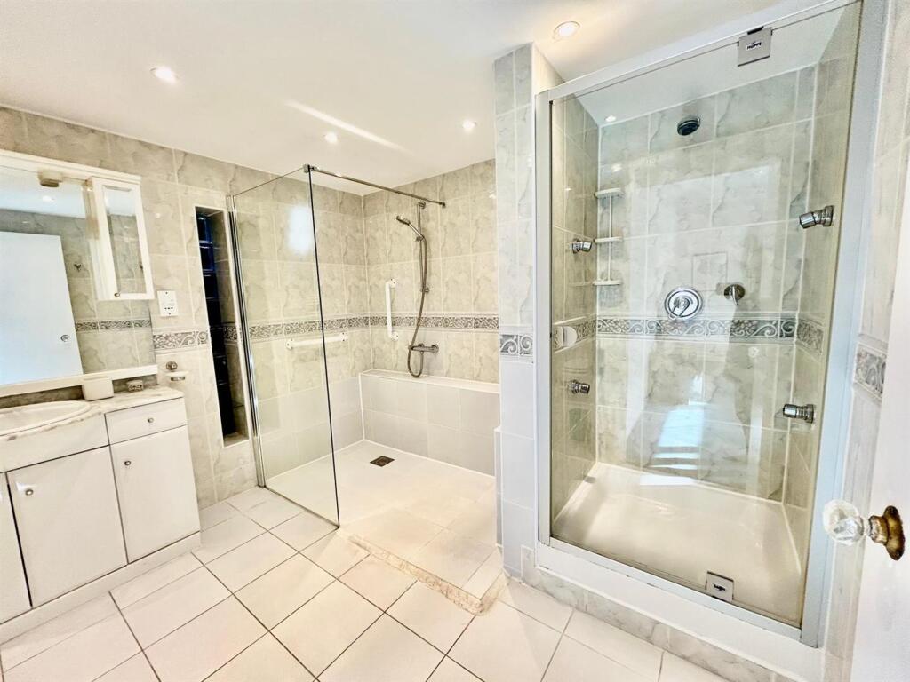 House in Hertsmere, Hertfordshire - View 5