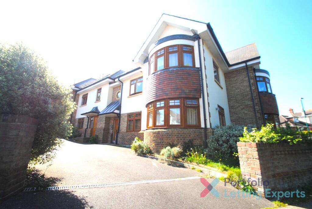 Main image of property: Heating included! Beautiful 2 Bed Flat on Guildhill Road, with Off-Road Parking and Heating Included!