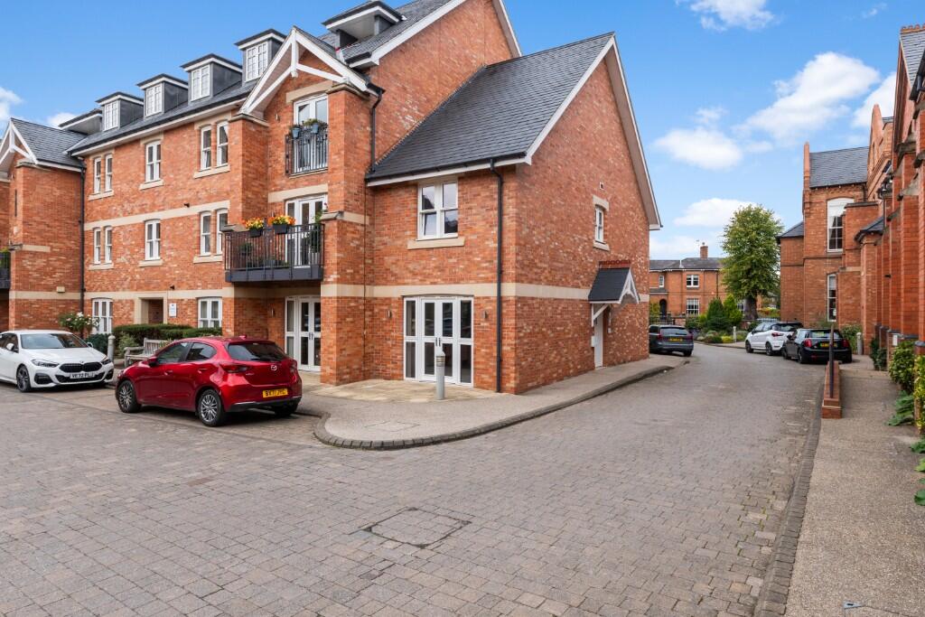 Walton Cottage, 27 Walton Court, Lillington Avenue, Leamington Spa, Warwickshire, CV32 photo 2