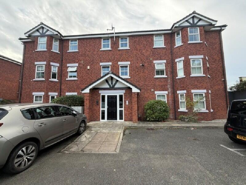 1-bed flat on Charlton Court, Boundary Drive, Woolton, Liverpool, Merseyside. L25 0QJ, £90,000