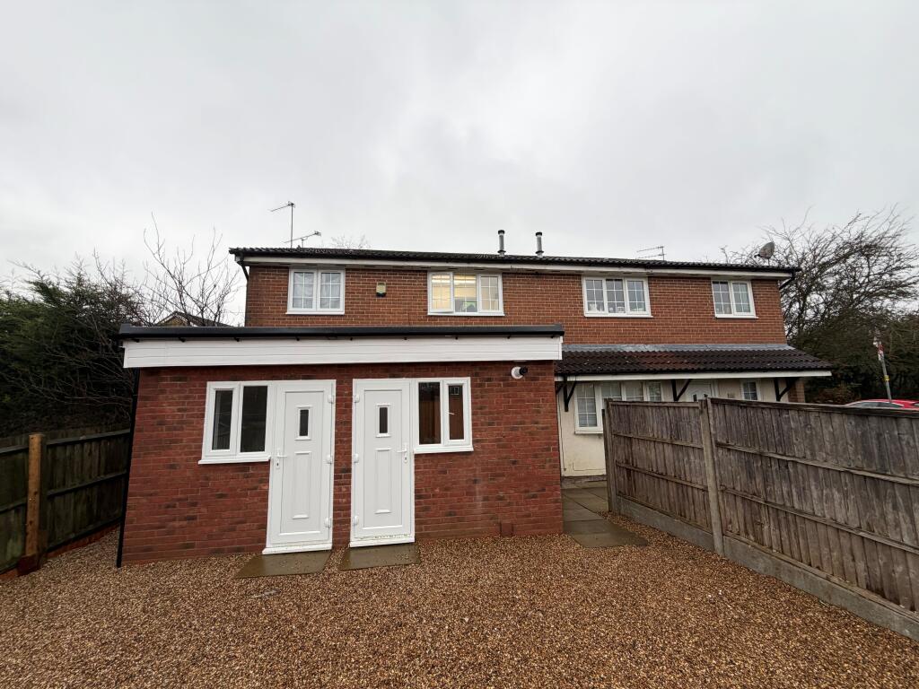 Main image of property: Room 3, Rochford Dr, LU2