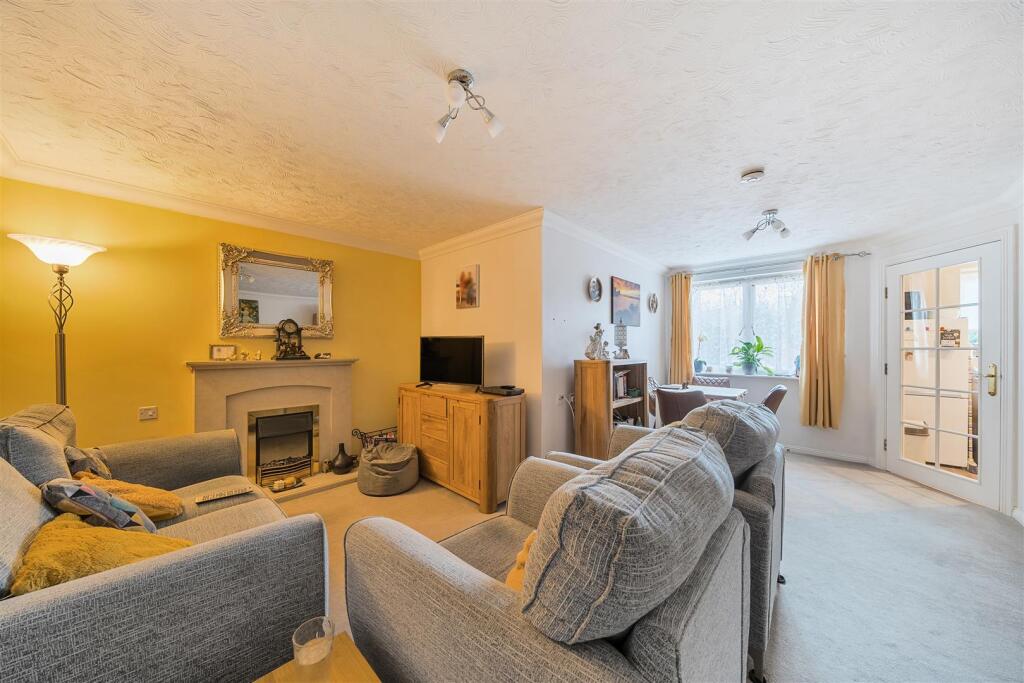 Matthews Lodge, Addlestone, Surrey photo 3