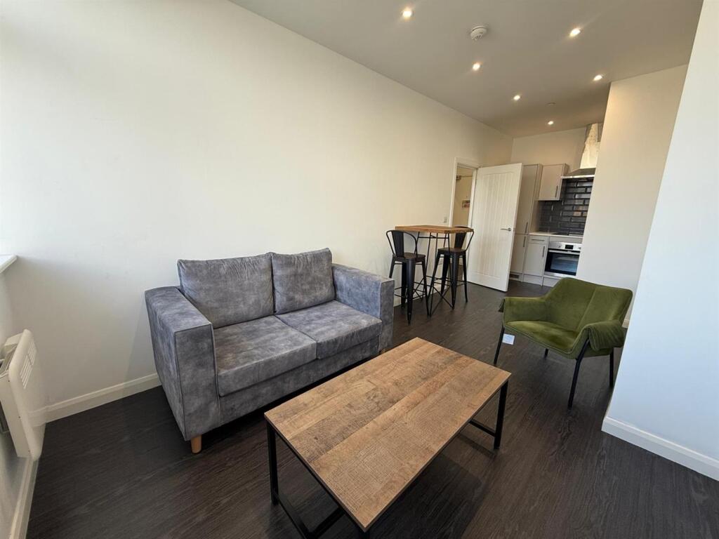 Apartment in Bradford, Little Germany, Barkerend - View 4