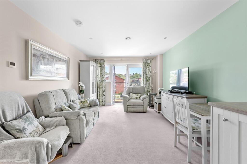 High Road, Loughton photo 3