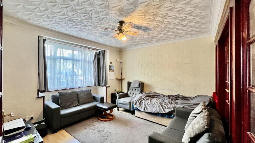 House in London, Beavers, Cranford - View 2