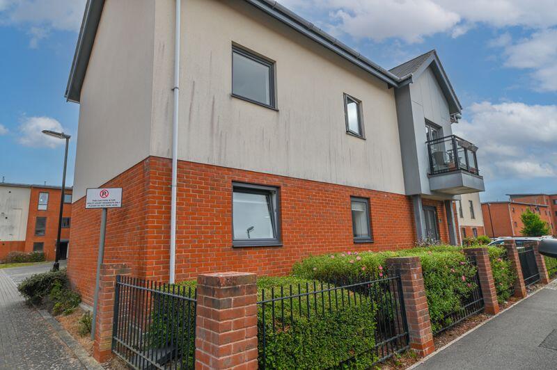 2-bed flat on Foxtail Road, Waterlooville, £215,000
