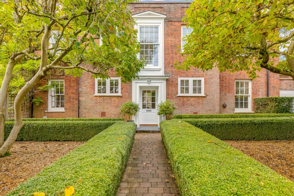 Main image of property: Parkway, West Side, Welwyn Garden City, Hertfordshire, AL8 6HQ