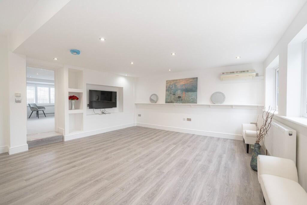 Thames Street, Sunbury-On-Thames, Surrey, TW16 – další