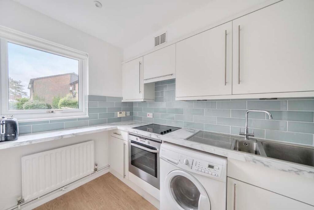 20, Loxford Court, Elmbridge Village, Cranleigh, GU6 photo 5