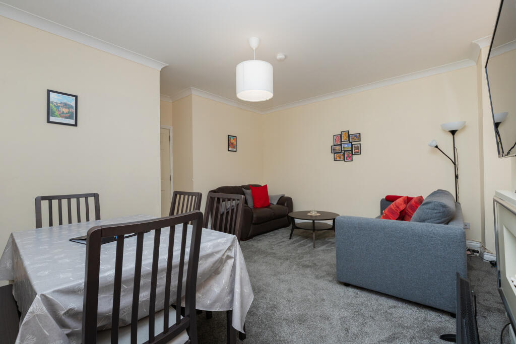 Apartment in Paisley, Renfrewshire - View 5