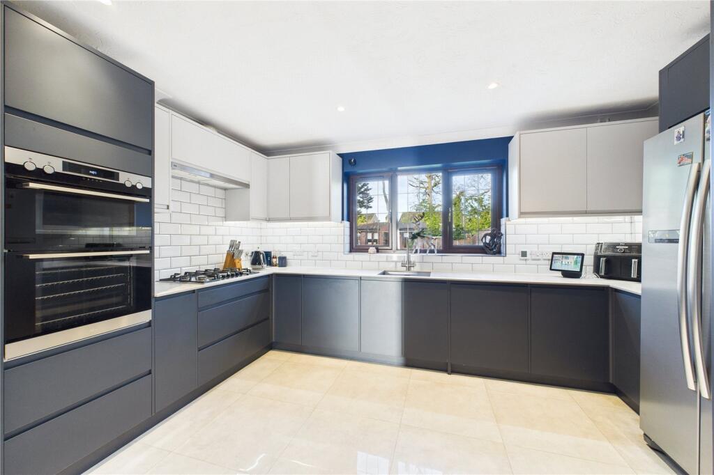 The Burrows, Franklin Avenue, Tadley, Hampshire, RG26 photo 3