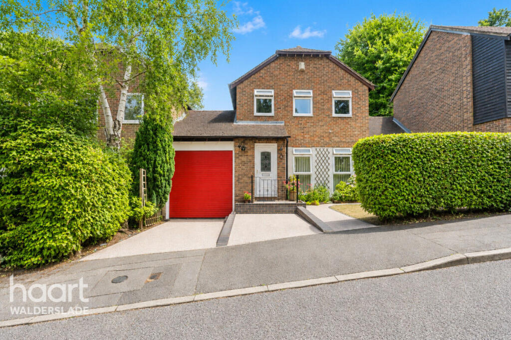 3-bed detached on Sadlers Close, Chatham, £400,000