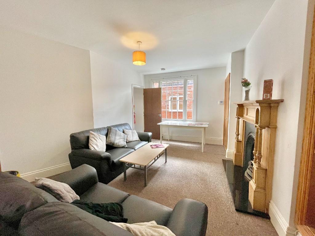6 bedroom semi-detached house for rent