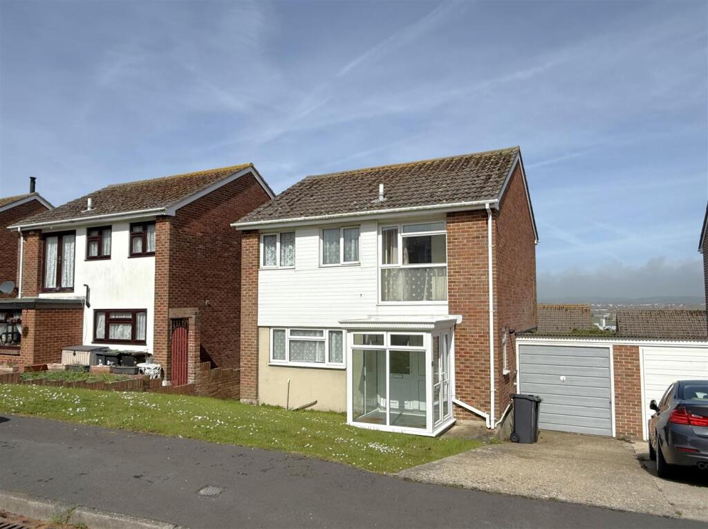 3-bed detached on Vanguard Avenue, Weymouth, £315,000