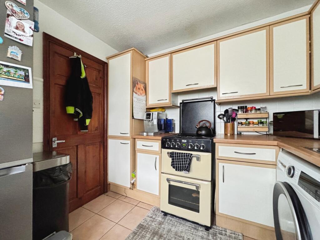 House in Bracknell, Easthampstead - More