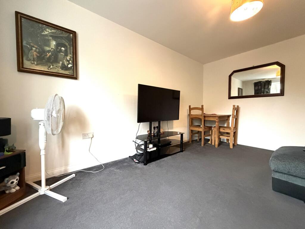 Coronel Close, Swindon, Wiltshire photo 4