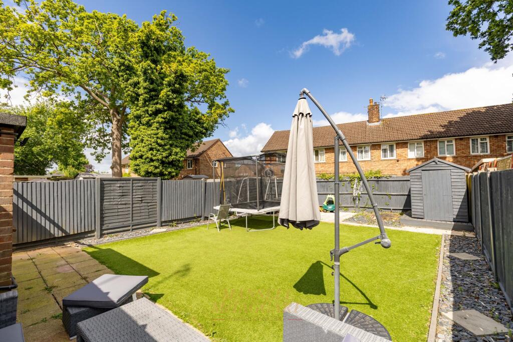 Meadowlands, Crawley, RH11 photo 4