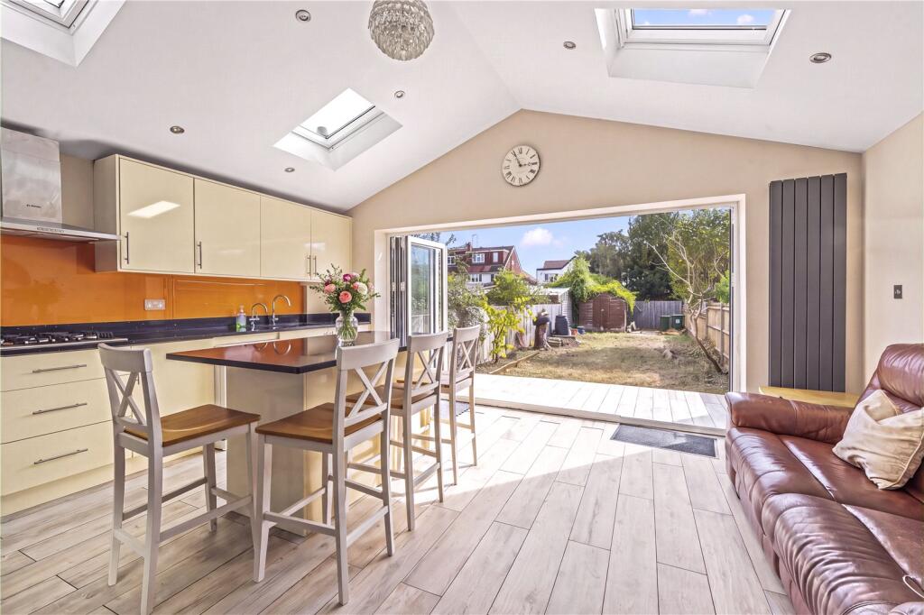 House in London, Hampton - View 2