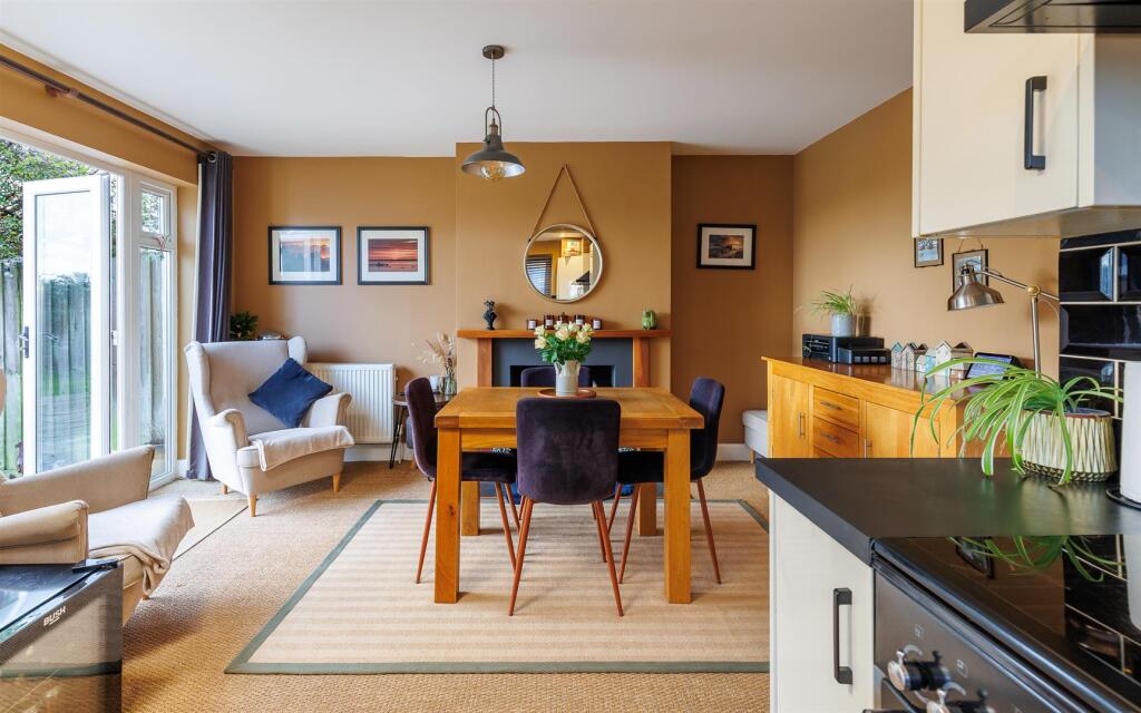 Main image of property: EXTREMELY WELL PRESENTED WITH GARDEN ROOM - Newport Road, Northwood, Cowes