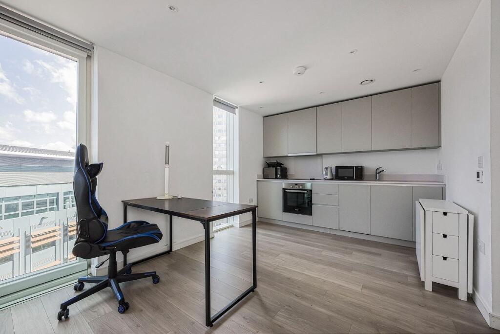 Studio flat on Pinnacle Apartments, Saffron Central Square, Croydon, £190,000