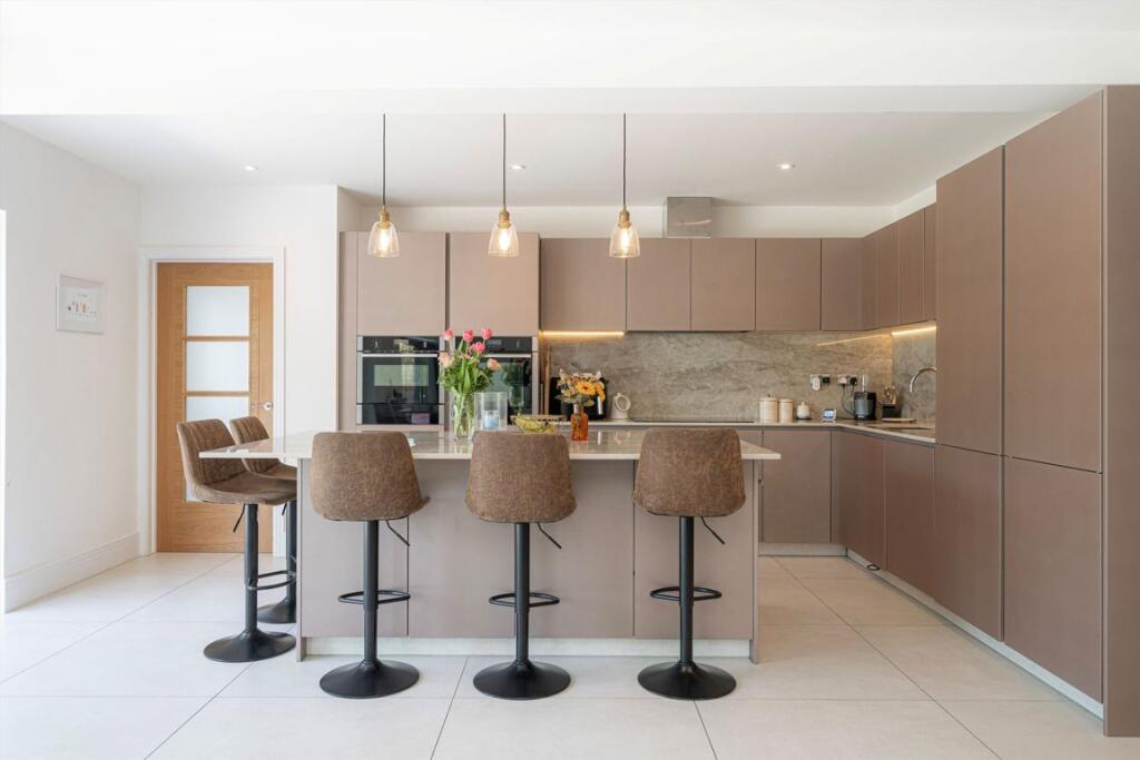 Pine Grove, Weybridge - View 3