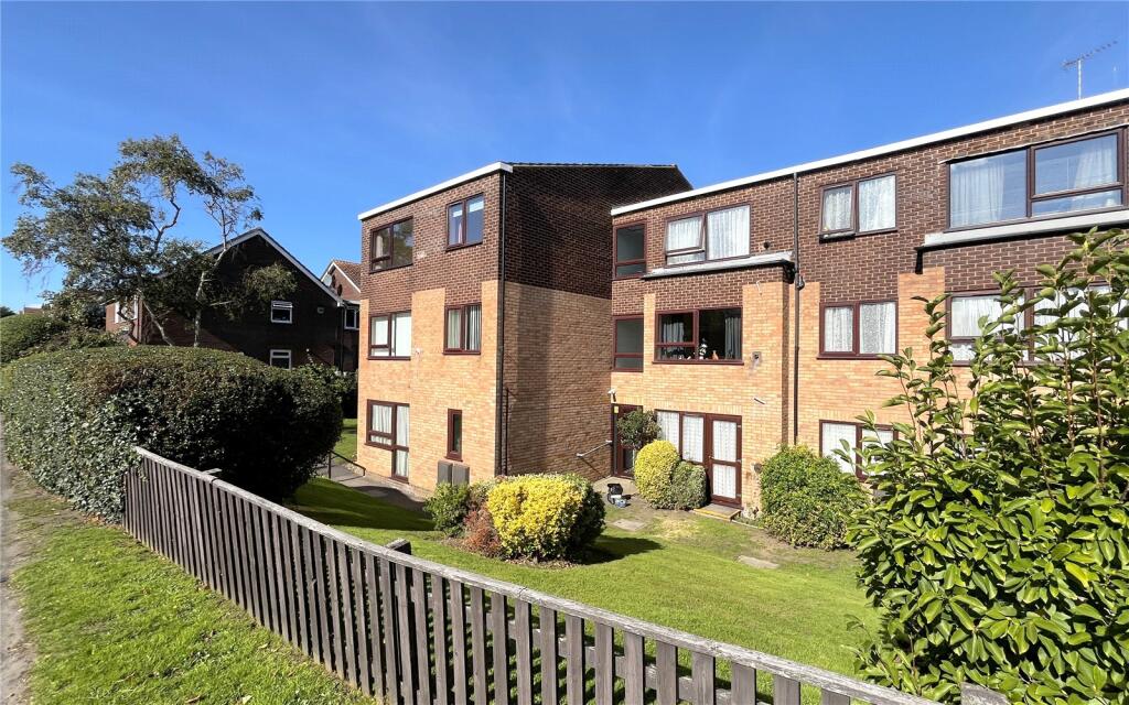 1-bed apartment on Lymington Road, Highcliffe, Christchurch, Dorset, BH23, £85,000