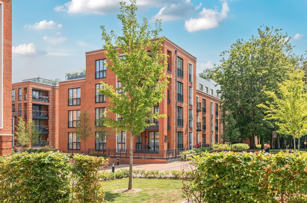 2-bed flat on Fellowes Rise, Winchester, Hampshire, SO22, £500,000