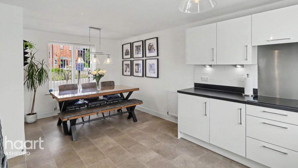 4-bed detached on Siegfried Close, Ashford, £450,000