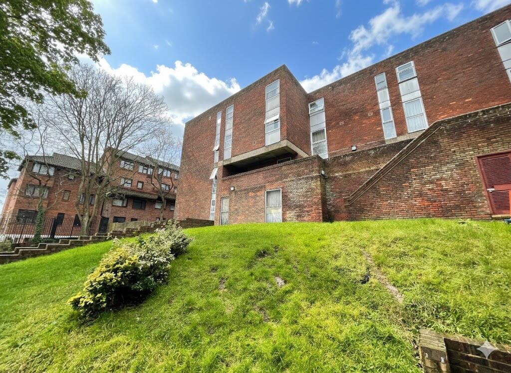 2-bed flat on Startpoint, Downs Road, Luton, Bedfordshire, LU1 1XN, £140,000