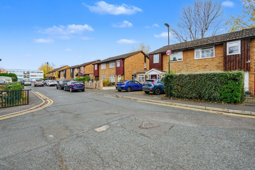 15 Middlesex Road, Mitcham, Surrey, CR4 1QP photo 2