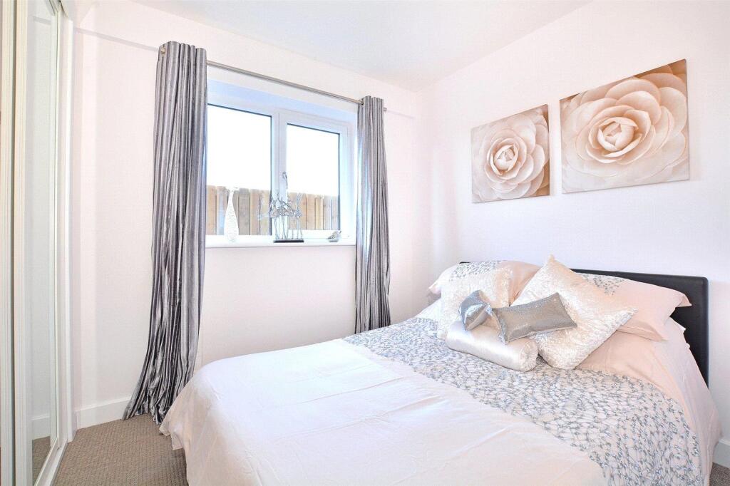 Apartment in Redhill - View 3