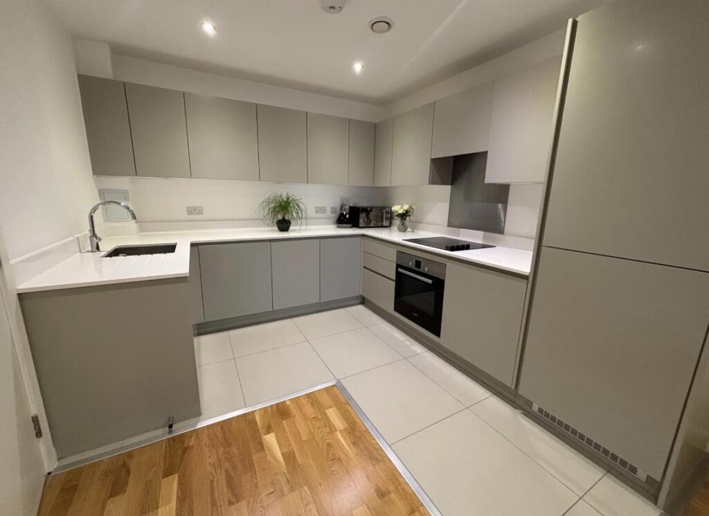 Apartment in Watford - More