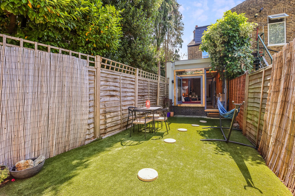 Apartment in London, Hanwell - More